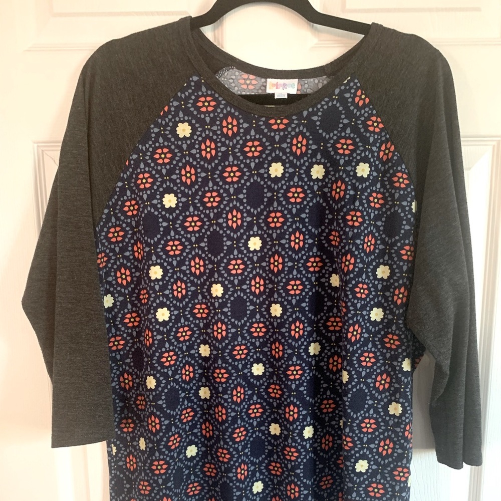 Like new, LeLaRoe Randy T-shirt. Size Xl